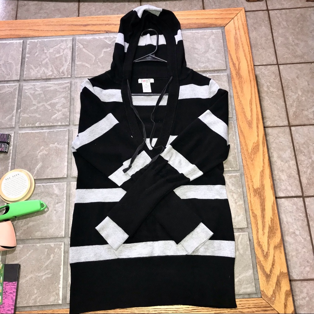 Pout | X-Large | Black/Gray Low-Cut V-Neck Hooded Sweater with Pocket
